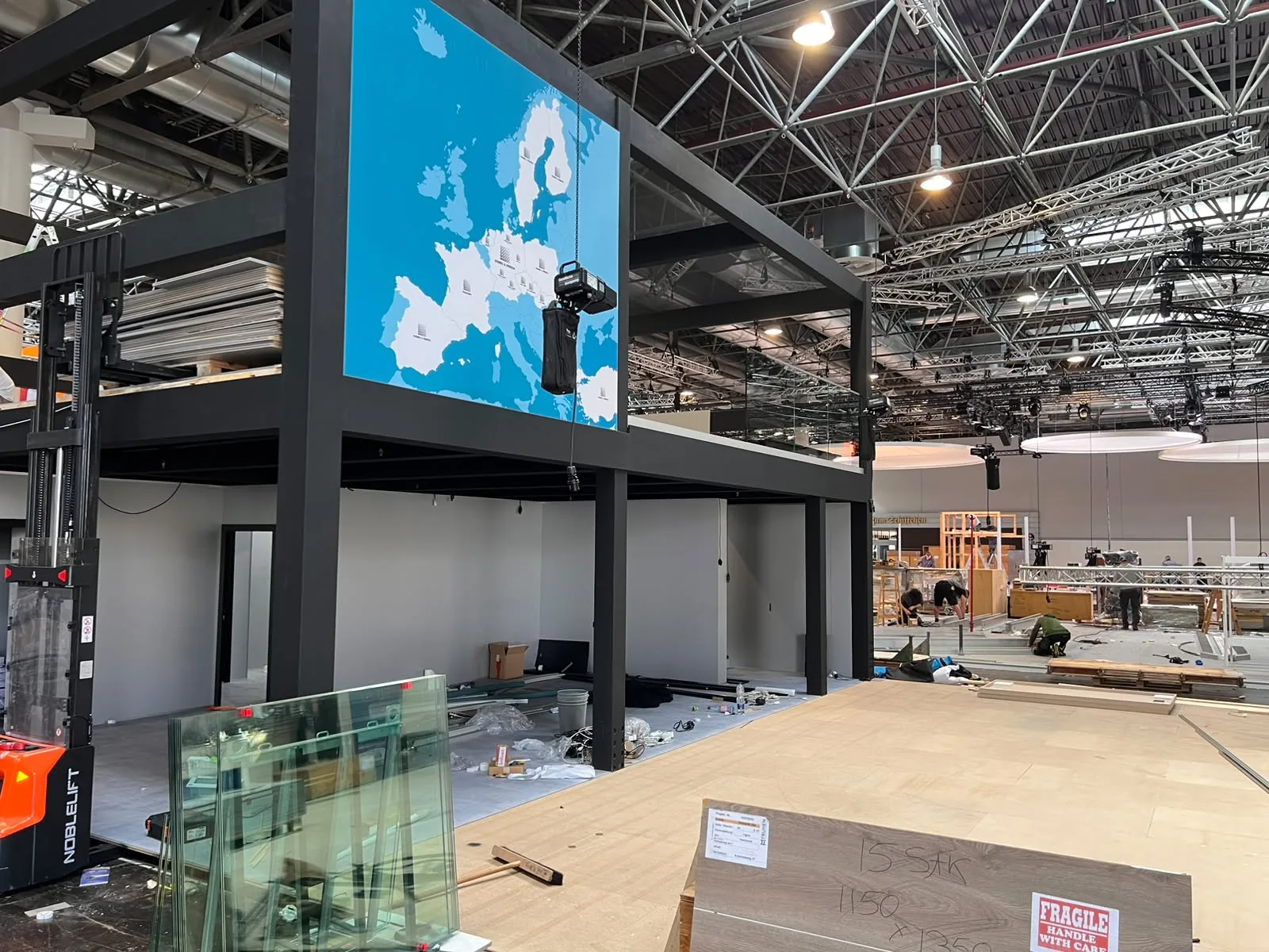 Zweigeschossiger Messestand mit Lounge — Ausbau: Glaselemente und Großbildschirm
