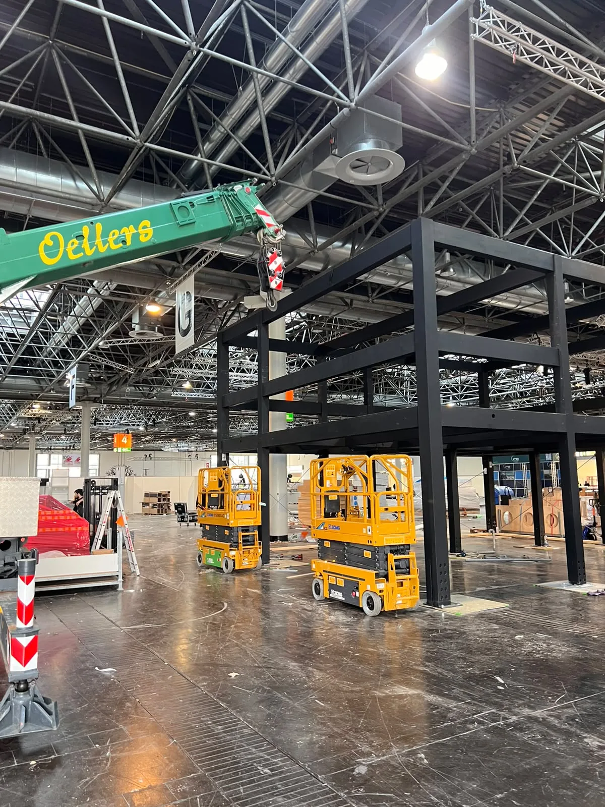 Zweigeschossiger Messestand mit Lounge — Stützenraster und Deckenträger