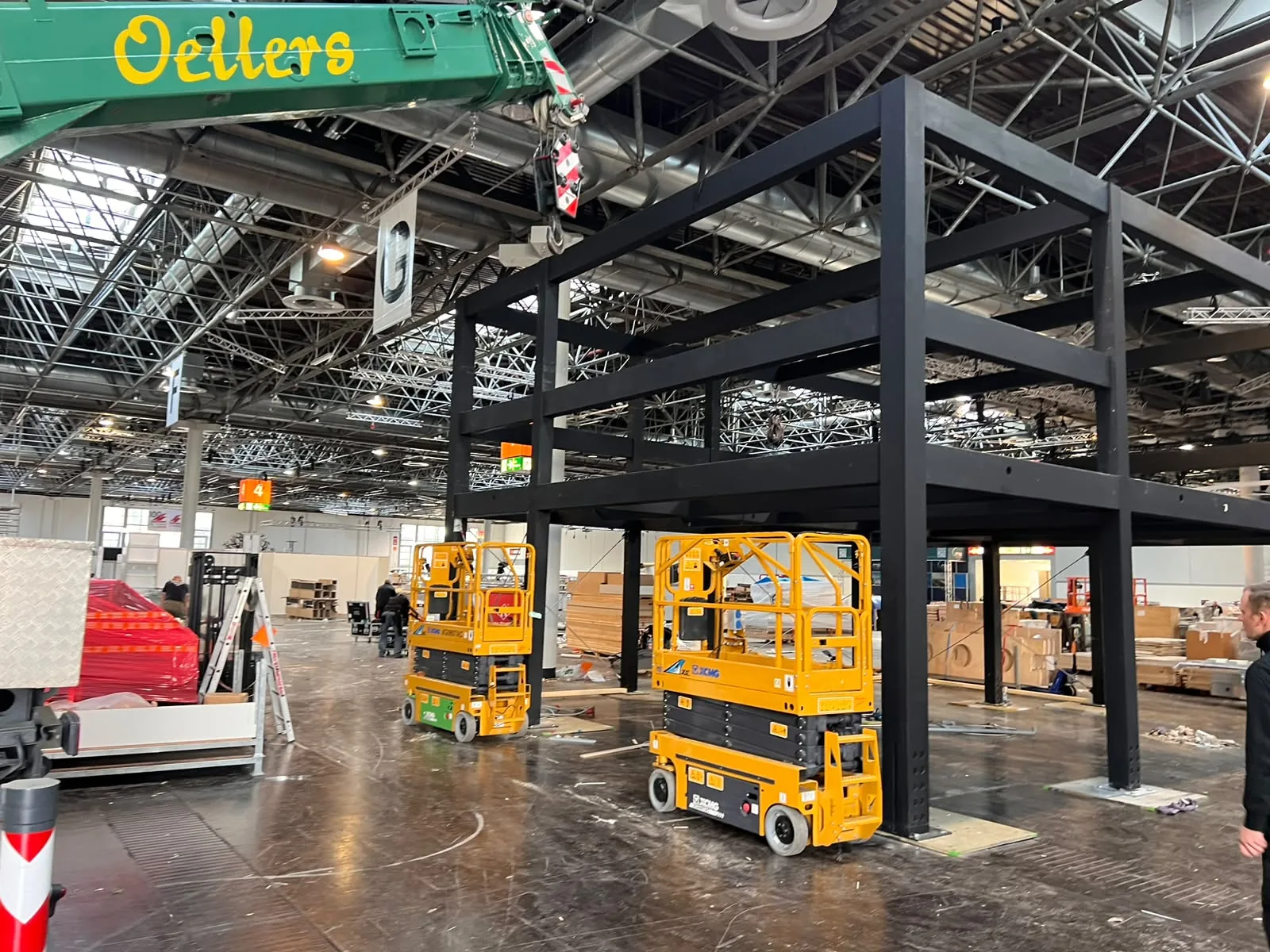 Stahltragwerk im Rohbau, beide Ebenen gestellt