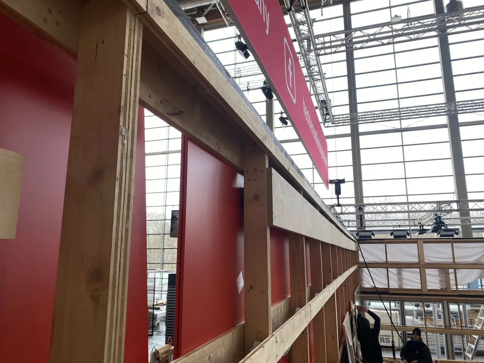 Messestand in Holzrahmenbauweise — Montage der Blenden am Obergeschoss