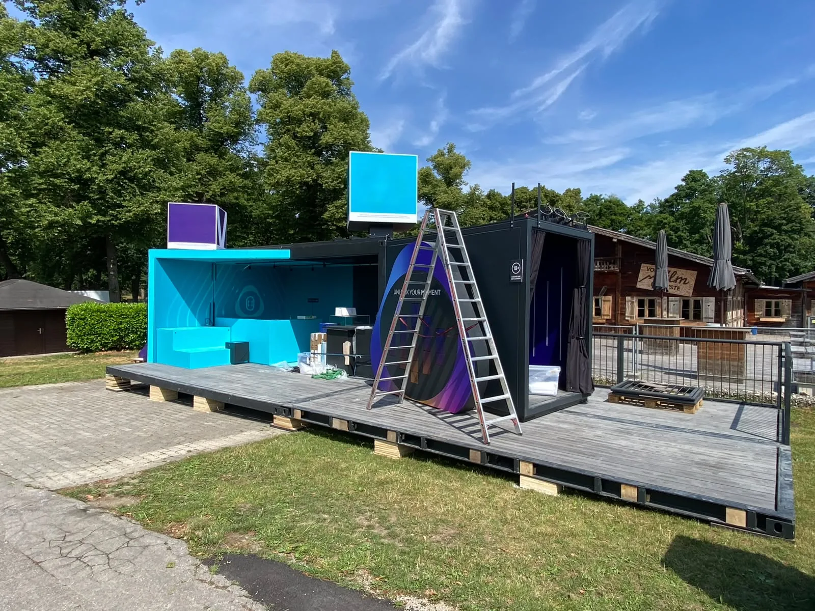Mobiler Roadshow-Pavillon — Aufbau der Terrasse und der Aufsatzelemente