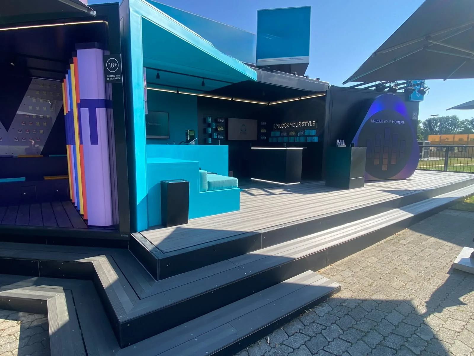 Mobiler Roadshow-Pavillon — Innenbereich mit Farbwand und Ausstattung