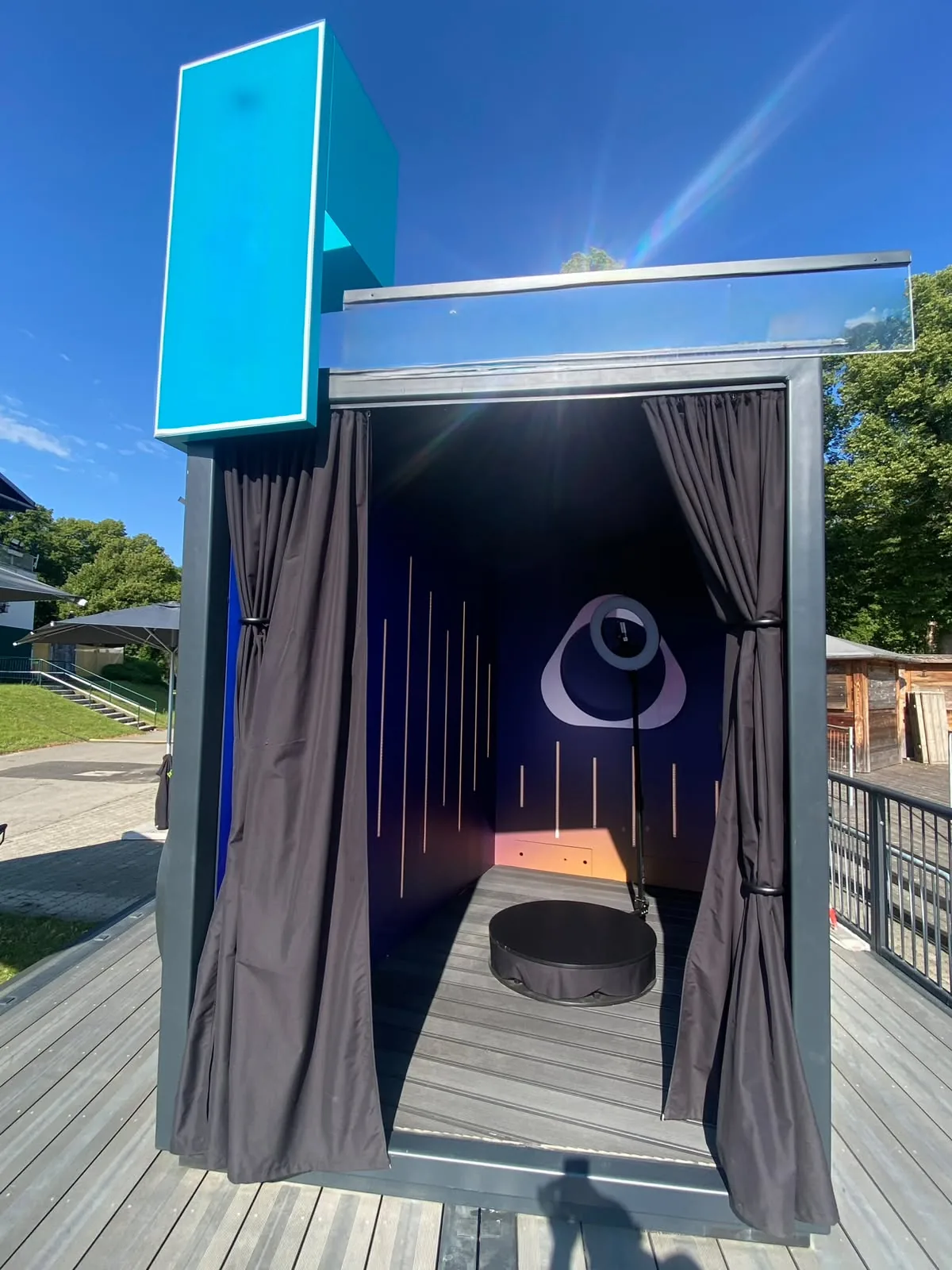 Mobiler Roadshow-Pavillon — Separate Kabine mit Vorhang