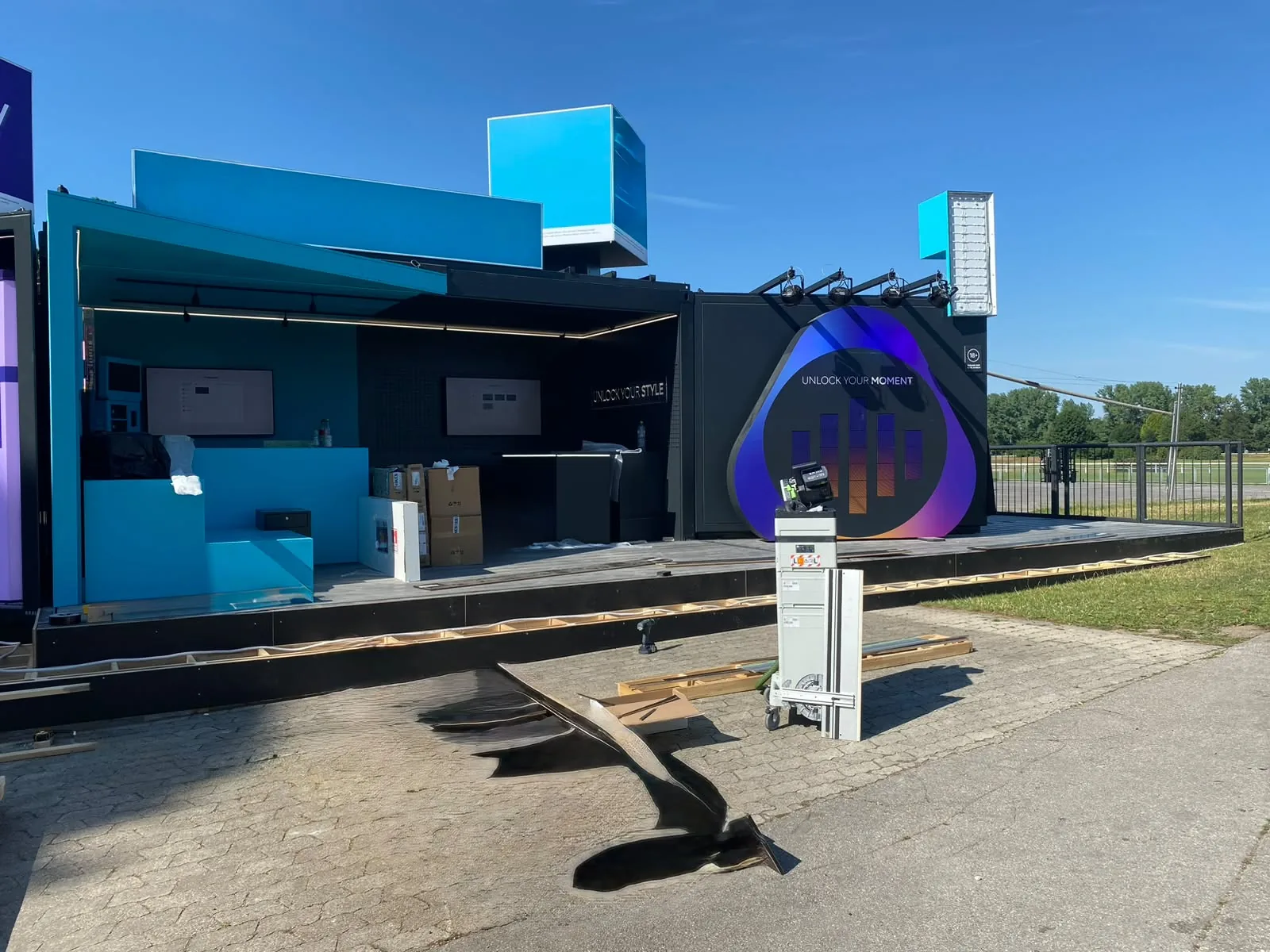 Mobiler Roadshow-Pavillon — Technikeinbau und Verkabelung